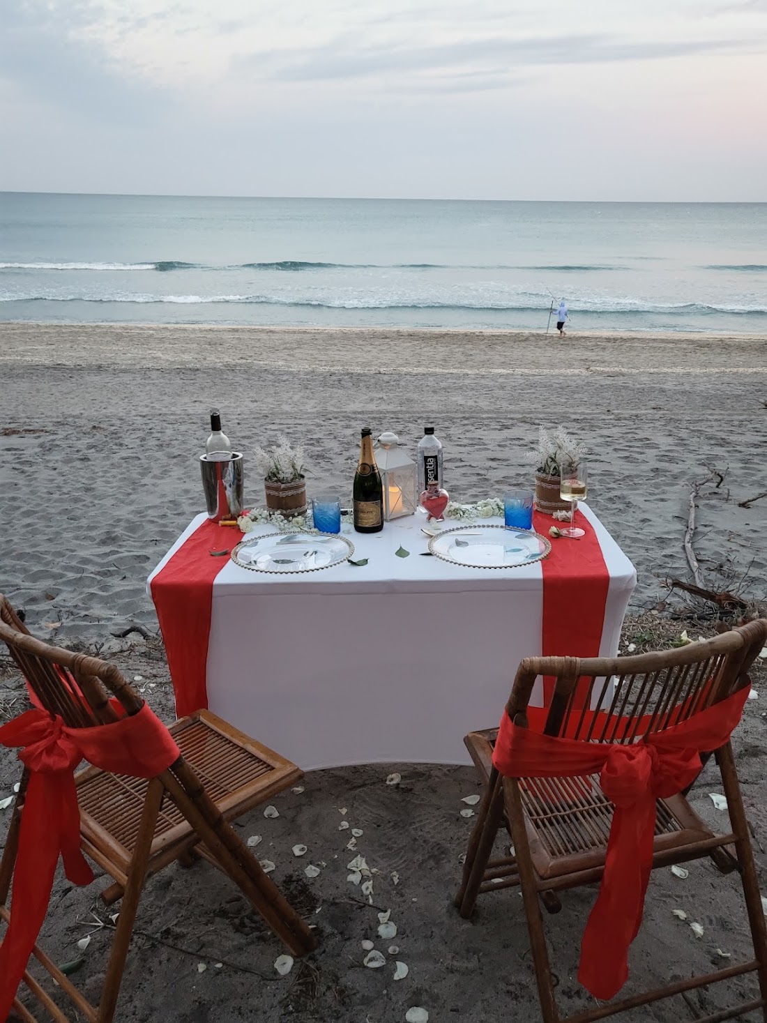 Romantic Beach Dining, Pop-up Dinner setups anywhere with fine dining service and food.